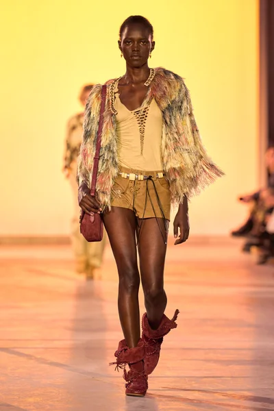 Look 10